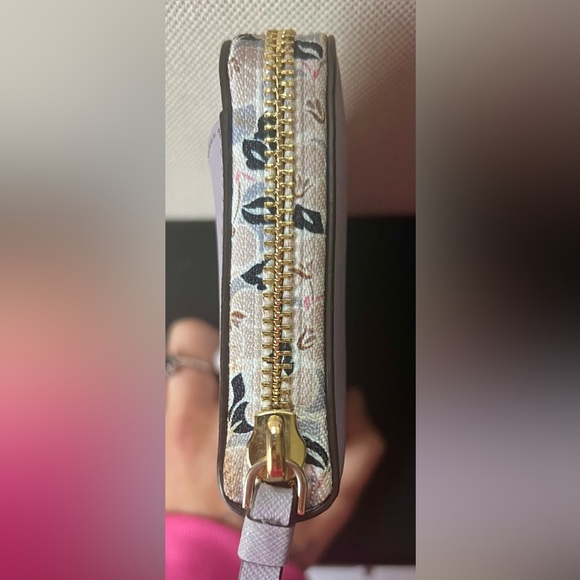 Kate Spade Lilac and Floral Wallet Like New Condition! - Picture 8 of 14